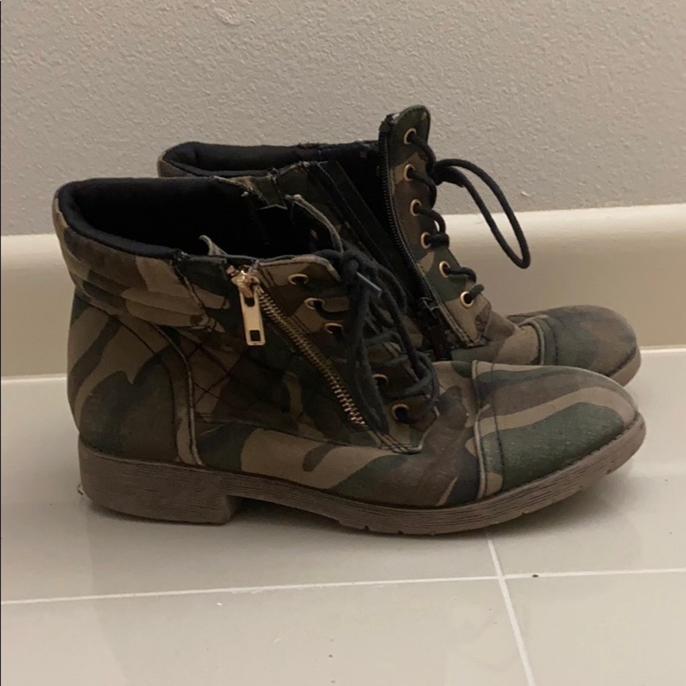 Boots - Picture 2 of 4